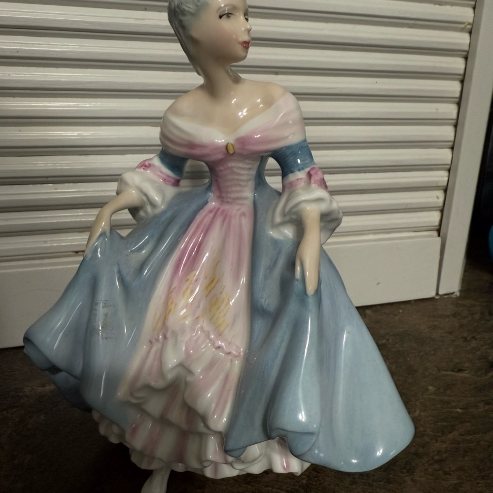 Royal Doulton HN 2425
SOUTHERN BELLE